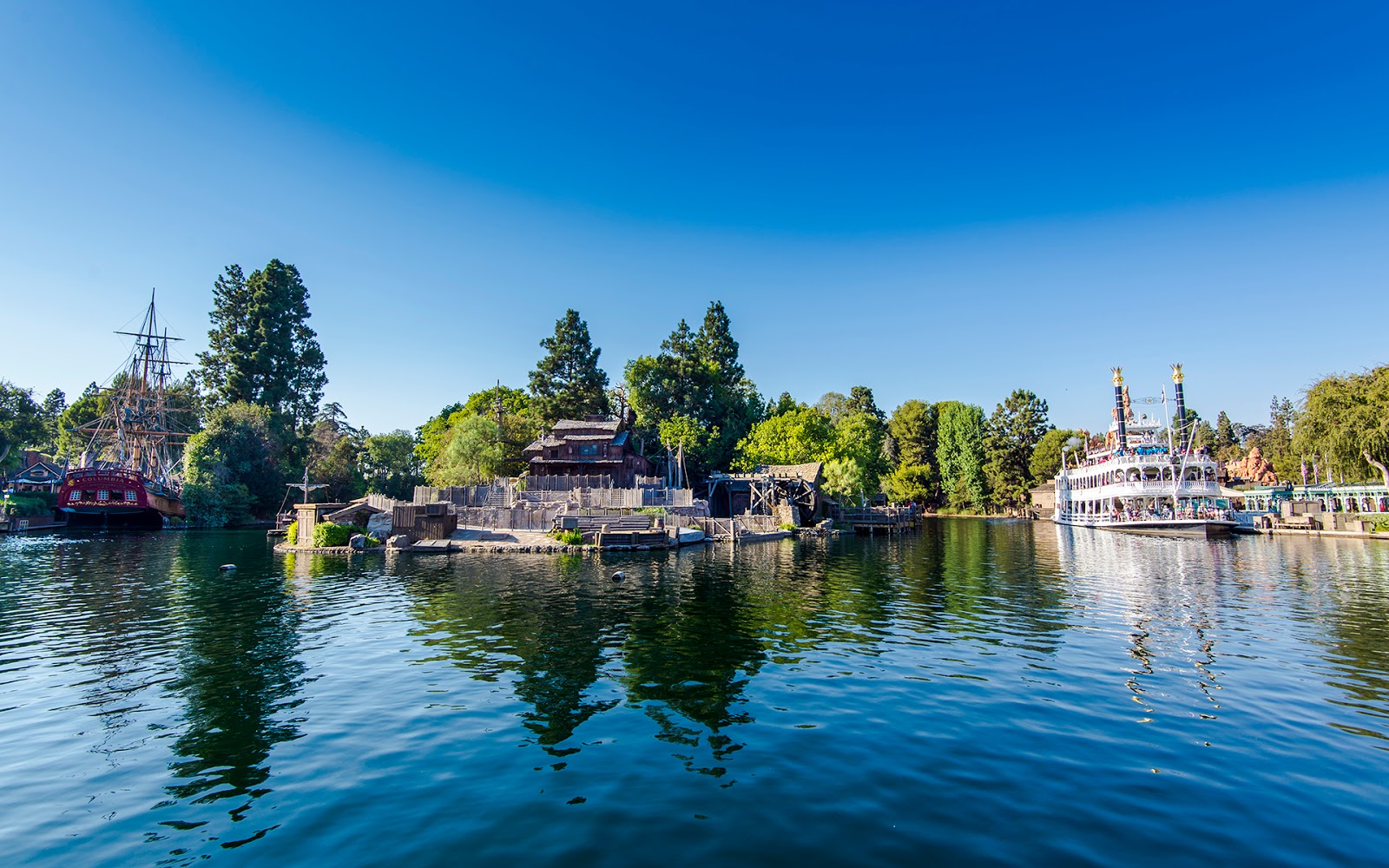 Disneyland Speedboat Saves the Day for "Fantasmic" Show