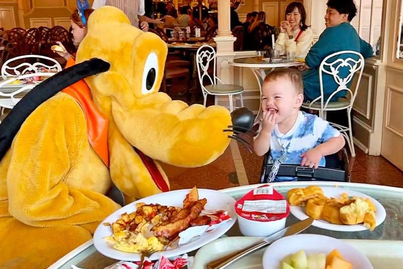 Plaza Inn’s Minnie & Friends – Breakfast in the Park